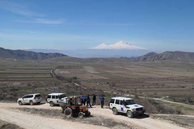 «Հրապարակ»․ Եվրադիտորդները շրջում են սահմանին, իսկ իշխանությունը պատերազմ է գուժում
