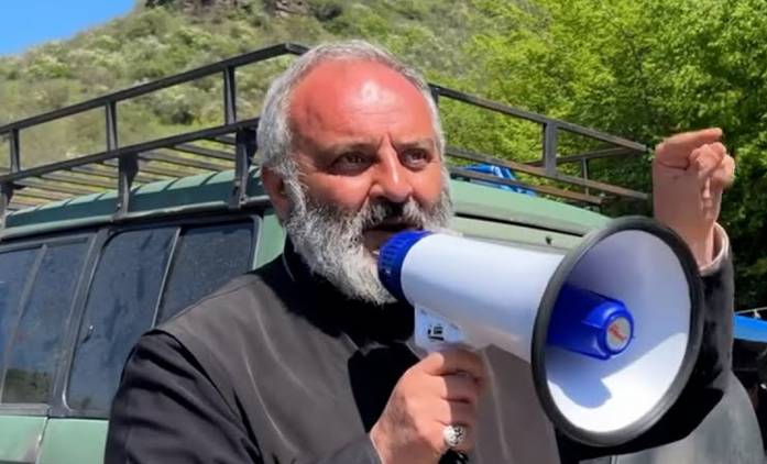 Թույլ չեմ տա հետս այդպես խոսել․ Բագրատ Սրբազանը դիմեց ոստիկաններին