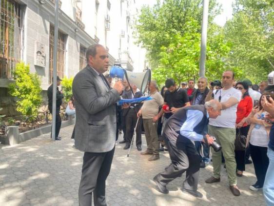 «Հրապարակ». Եթե քրեական օրենսգիրքը խփես Նիկոլ Փաշինյանի գլխին, հոդվածների կեսից ավելին կմնա նրա ուսերին