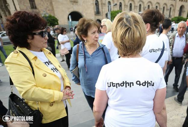 Դավաճան, ապաշնորհ, հիմա էլ՝ գիժ…