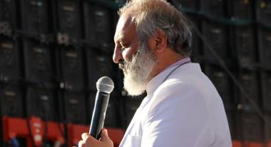 Սրբազանը զրկանքները ոտքի վրա է տանում