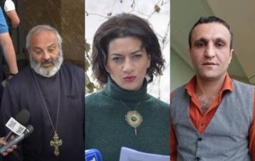 Աննա Հակոբյանի՝  «Կանայք հանուն խաղաղության» արշավի համար զարդեր պատրաստած զարդագործը Բագրատ Սրբազանին  խաչ է նվիրել