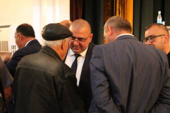 Շիրակի մարզպետն արցախցիներին է սիրաշահում, «ջերմ» հանդիպումներ է կազմակերպում