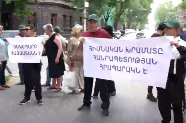 «Հեռացնե՛լ Նիկոլին». բողոքի ակցիա՝ կառավարության շենքի դիմաց