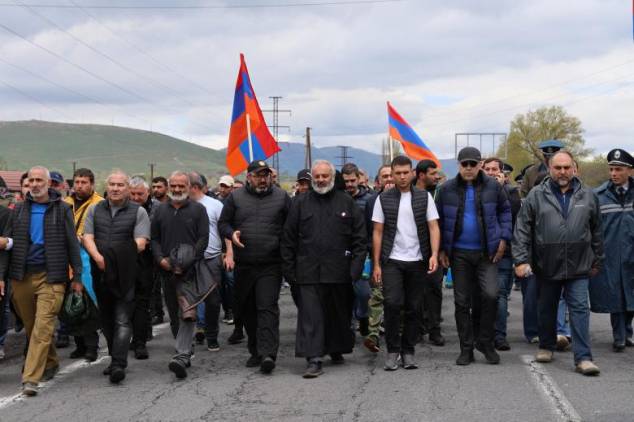 Ուսանողներին որոշել են հետ պահել հանրահավաքին մասնակցելուց (լուսանկար)
