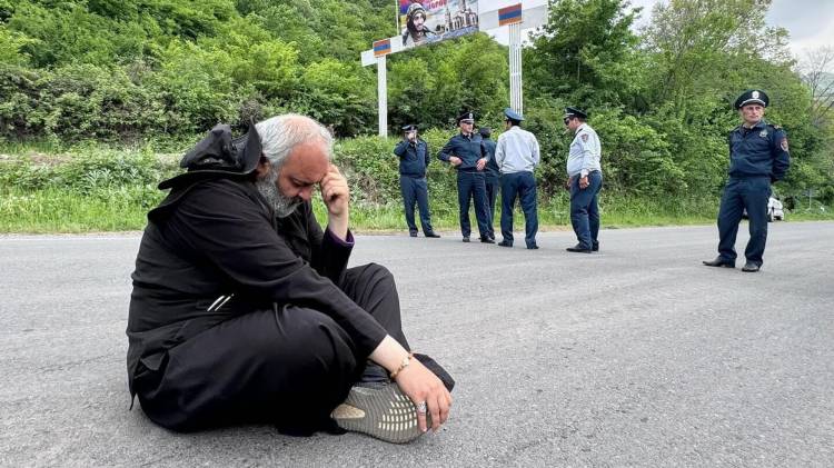 «Հրապարակ»․ Սրբազանը դեռ տարիներ առաջ է երդվել, որ ձեռքերը ծալած չի նստելու