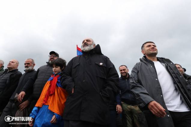 Ոմանք` տագնապով, ոմանք` սրտի թրթիռով