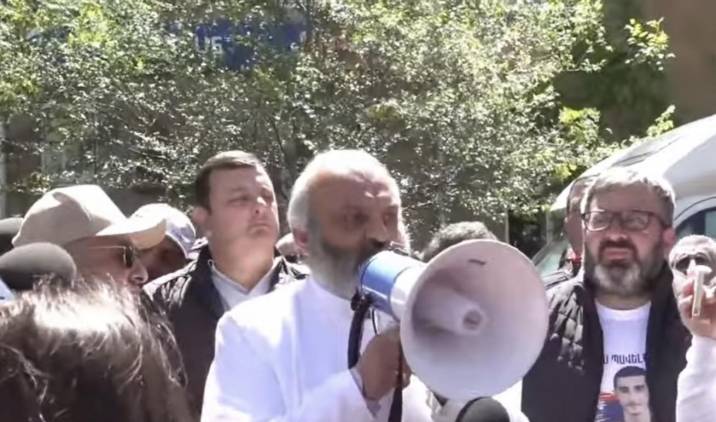  Օրը արևոտ է, անձրևն ու կարկուտն էլ պարտվեցին
