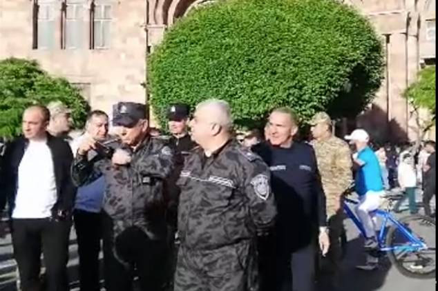 ՆԳՆ բարձրաստիճան պաշտոնյաները հրապարակից են լսում սրբազանին (տեսանյութ)
