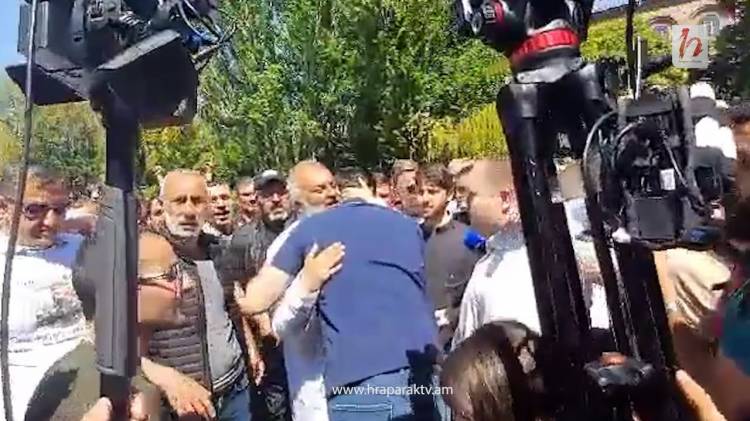 ԵՊՀ ուսանողները ՈՒԽ ղեկավարի գլխավորությամբ միացան Սրբազանին