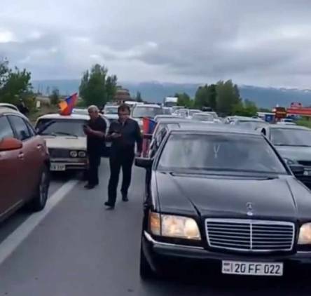 Մենք Սրբազանի կողքին ենք. փակ է Ապարանի ճանապարհը