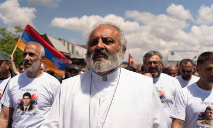 «Հրապարակ»․ Ներքաղաքական օրակարգը թելադրում են Բագրատ սրբազանն ու շարժումը