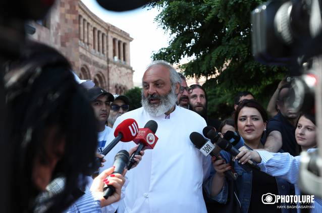 Ովքեր են դեմ եւ ովքեր կողմ Բագրատ սրբազանին