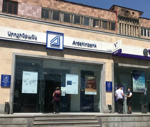 Տղամարդը, նռնակներով զինված, մտել է «Արդշինբանկ»