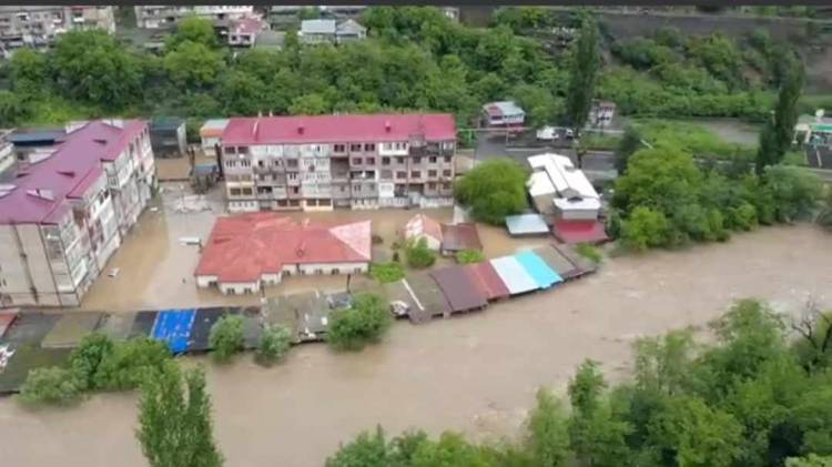 Դեբեդը քշել է խանութների ապրանքը, ջուրը բարձրացել է շենքերի 3-րդ հարկ