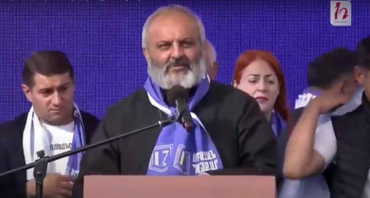 Բագրատ սրբազանը խնդրել է Կաթողիկոսին սառեցնել իր հոգևոր ծառայությունը (տեսանյութ)