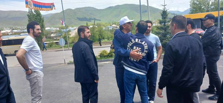 Սամվել Ալեքսանյանն ու Տիգրան Ավինյանը՝ գրկախառնված