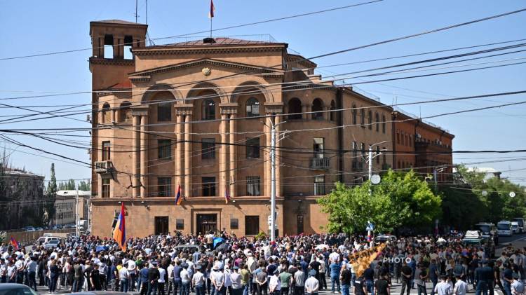 «Հրապարակ»․ ՔՊ-ում ակտիվ քննարկում են Սրբազանի քայլերը