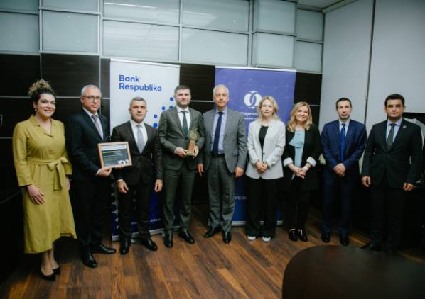 Երևանում մրցանակ են հանձնել ադրբեջանական բանկին (տեսանյութ) 