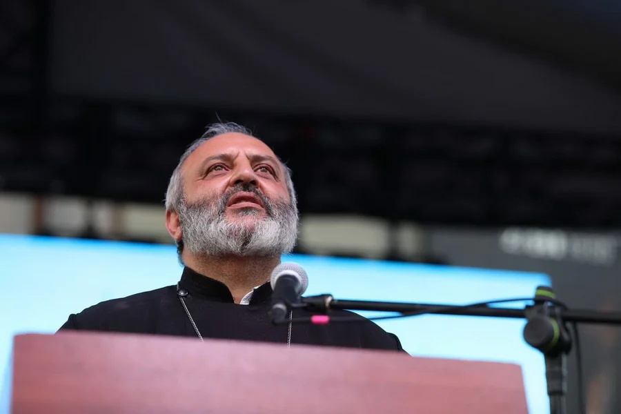 «Հրապարակ». Եթե Բագրատ սրբազանը դառնա վարչապետ, Հայաստանը կդառնա՞ կրոնապետություն