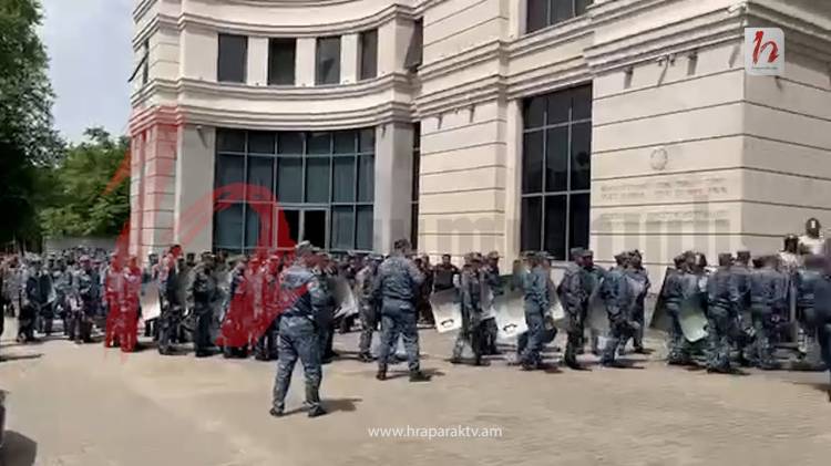 «Շուտ արեք, տղե՛րք». ոստիկանական զորքը խուճապահար դասավորվում է ԱԳՆ-ի դիմաց (տեսանյութ)