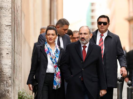 Ամուսնու ծննդյան օրը գնում է Գյումրի