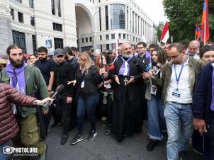 «Հրապարակ». Քաղաքական դաշտը՝ պայքարի հանդիսատես
