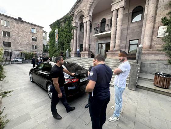 Լարված իրավիճակ՝ Արցախի ներկայացուցչության դիմաց (տեսանյութ)
