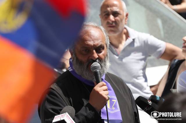 «Հրապարակ». Ովքեր են Սրբազան շարժման ստվերային աջակիցները