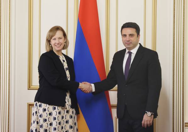 «Հրապարակ»․  Պատգամավորներն առաջնորդվում են «վերեւից» իջած կարգադրություններով