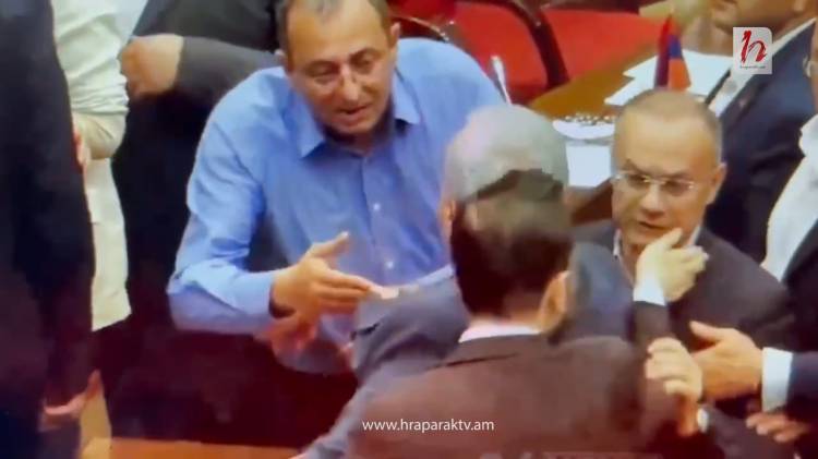 Քաշքշուկ՝ պատգամավորների միջև․ ԱԺ-ի ներսում լարված իրավիճակ է