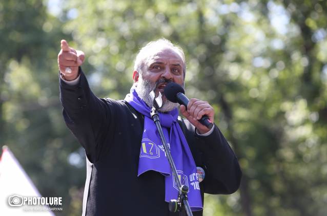 «Հրապարակ». Սրբազանը բռնել է Փաշինյանի վախը