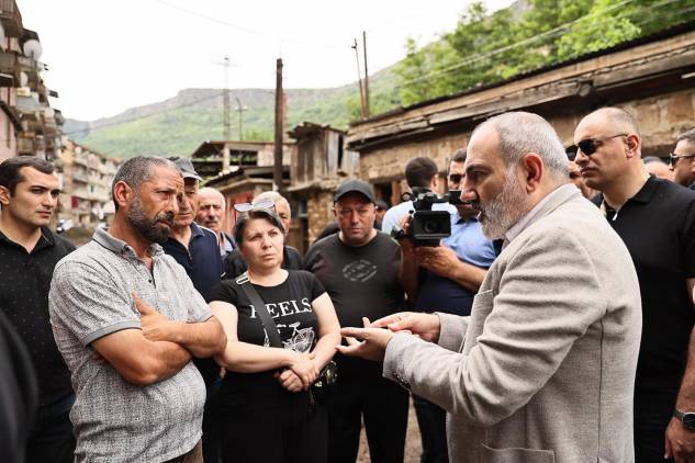 Տղերք, դուք ավելի շատ ինքնագովազդով եք զբաղված, քան մեր ճակատագրով