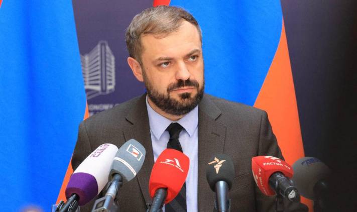 «Հրապարակ». Խելացի անասնագոմերը, տոհմային այծերն ու Գեւորգ Պապոյանի մյուս փուչիկները