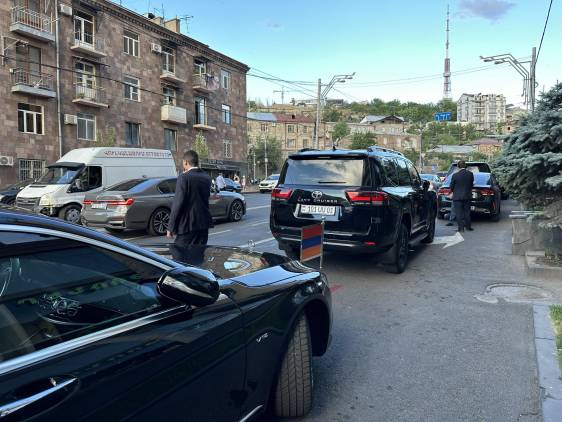 Փաշինյանը նիստ է անում․ ավտոբուսով ոստիկանության զորք են տարել գրասենյակ (տեսանյութ)