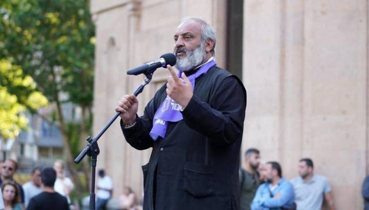 Նոր կոնցեպտով հավաք՝ Սուրբ Աննա եկեղեցու բակում