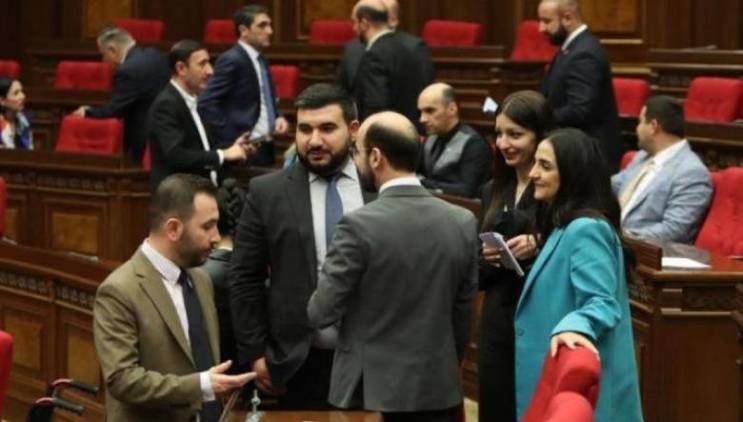 «Հրապարակ»․ ՔՊ-ականներն անցել են ժեստերի լեզվին․ Նիկոլ Փաշինյանը հետեւում է բոլորին