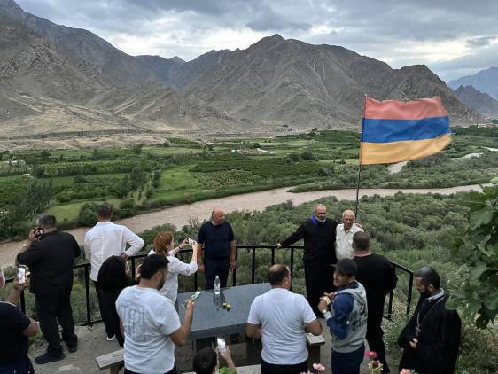 «Հրապարակ»․ Ում տանն է հյուրընկալվել Բագրատ սրբազանը