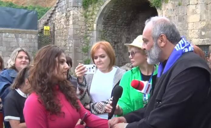 «Հրապարակ»․ Ով է Բագրատ սրբազանին հունից հանող աղջիկը