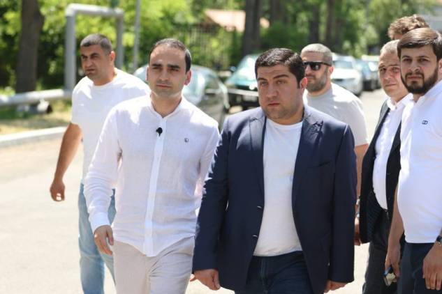 «Հրապարակ»․ Փաշինյանը Ավինյանի վախն է բռնում