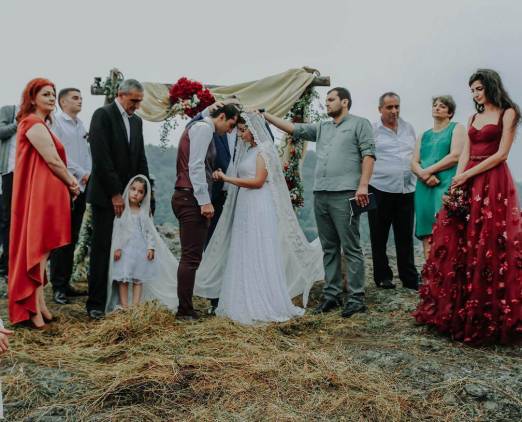 Գլուխլվա, կարմիր խնձոր, կորել ու լավաշ. Որ հարսանեկան ավանդույթներն են պահպանվել