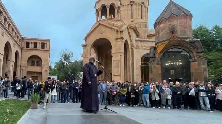 «Հրապարակ». Սրբազան շարժումն ակտիվ ներքին վերադասավորումների է անցել