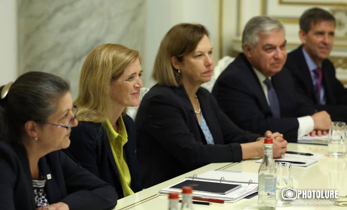 «Հրապարակ». Եթե Վիկտորյա Նուլանդը բլիթներ էր բաժանում Կիեւում, ինչո՞ւ Սամանտա Փաուերը ժենգյալով հաց չթխի Երեւանում