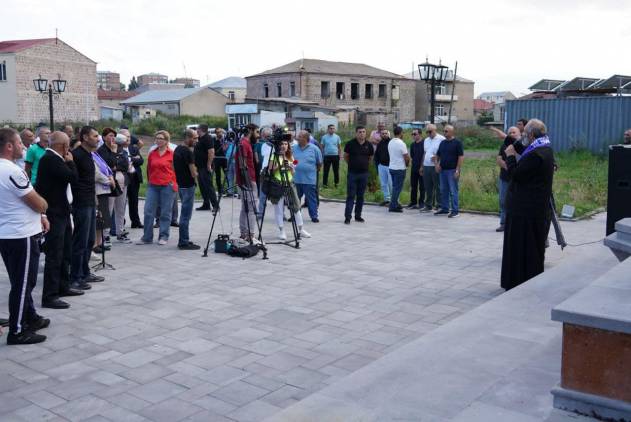  Ման են գալիս, մի օր՝ Լոնդոն, մի օր՝ Բեռլին, ձի են քշում,  Ալիևն էլ ոտների տակ է առել, իրենց է քշում․ Բագրատ Սրբազան
