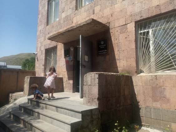 Անձնագրայինի պետը նորմալ է համարում քաղաքացիների՝ ժամերով հերթ կանգնելը