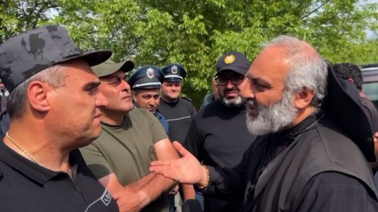 «Հրապարակ»․Զորքը հսկում է եւ ուղեկցում սրբազանին
