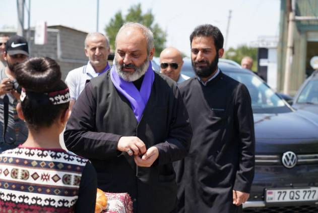  «Հրապարակ»․ Նոր հնարամիտ սպառնալիքներ` Սրբազանի հետ հանդիպողներին ուղղված