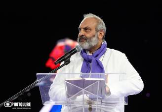 «Հրապարակ». Մայր տաճարի վերաօծման միջոցառումները խառնել են Բագրատ սրբազանի պլանները