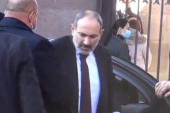 Ու՞մ հետ է Փաշինյանը մտնում Մայր Աթոռ (տեսանյութ)