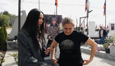 «Նիկոլը աղբ է, իր շարասյան հետ շան բաժին է դառնալու»․ զոհվածի մայր (տեսանյութ)